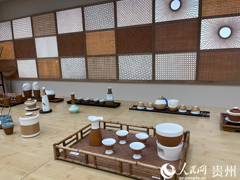 赤水市牵手竹艺发展有限公司陈列着各式各样的竹编工艺品。人民网 陈洁泉摄
