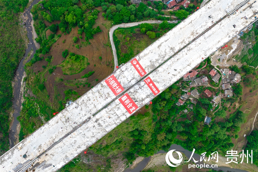 航拍建設中的納晴高速六枝特大橋。人民網記者 涂敏攝