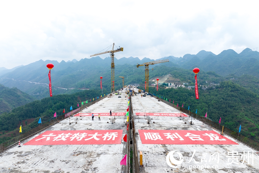 航拍建设中的纳晴高速六枝特大桥。人民网记者 涂敏摄
