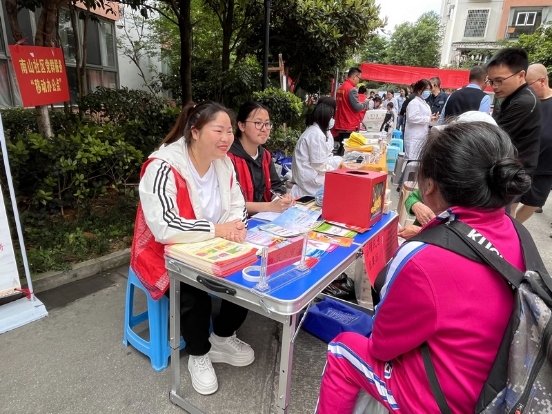 3.群众在社群民意征集区提出自己的建议。凯里市委宣传部供图.jpg