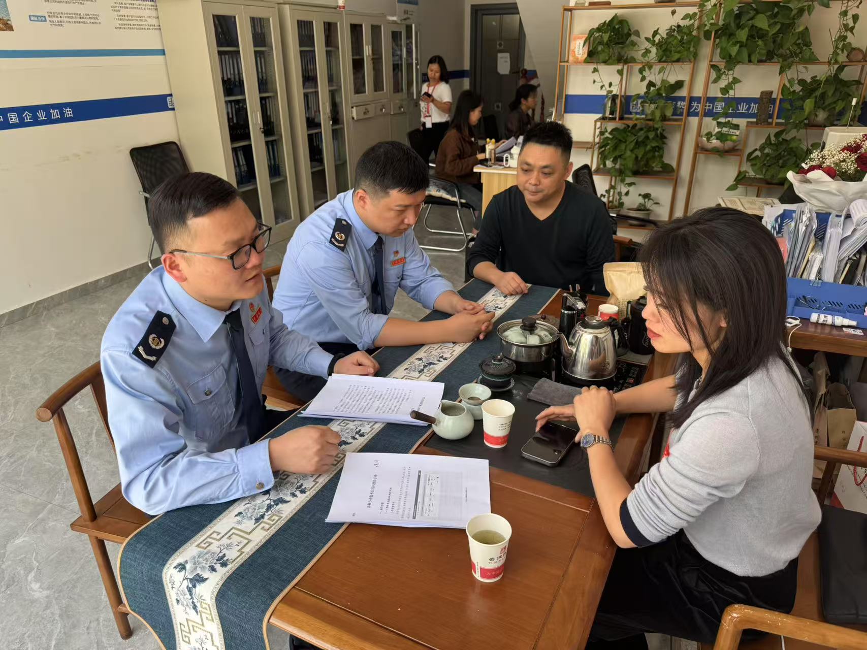 税收服务专员面对面解答纳税人涉税问题（肖瑶 摄）.jpg