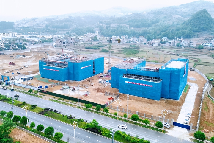 图为正在施工建设中的安顺紫云南沙中学教学楼顺利封顶。