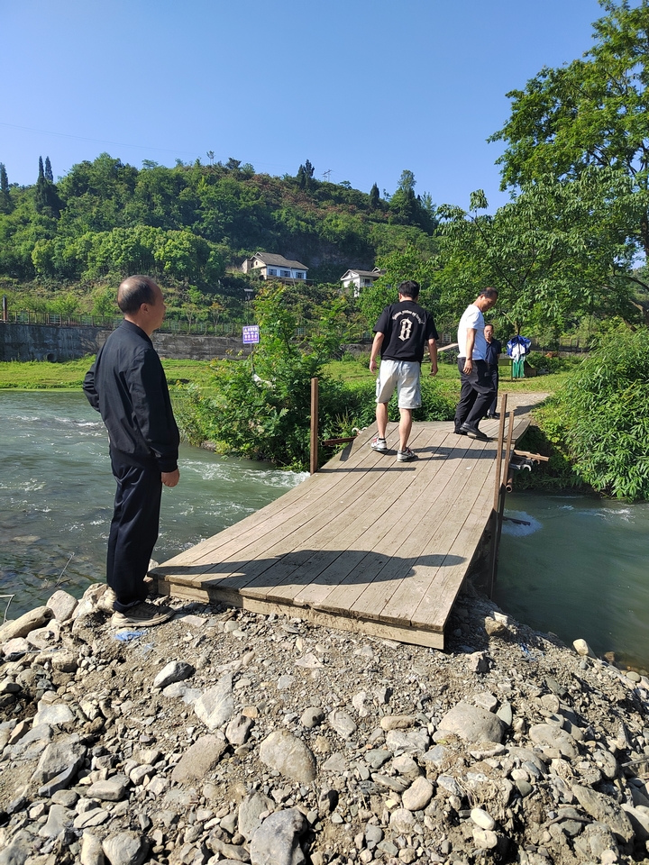 对长红村情人岛河道违建进行拆除.jpg