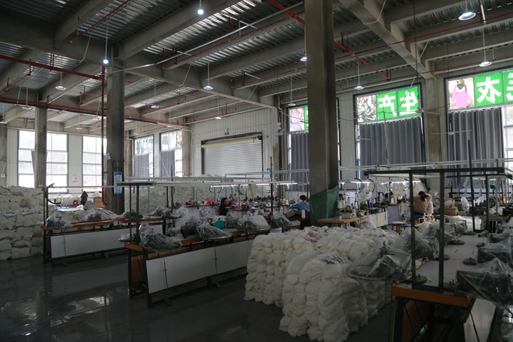 平塘县轻纺企业生产车间。石金慧摄