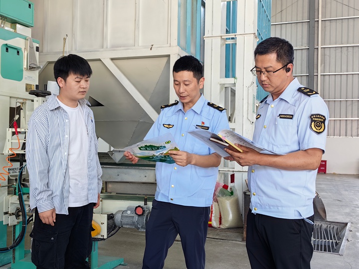 石阡县市场监管局工作人员在企业走访，了解生产和知识产权质押融资情况。