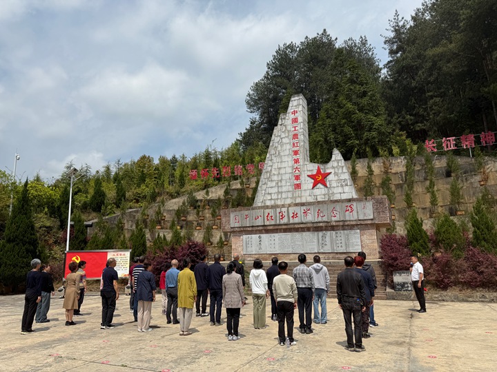 石阡县委党校老师、县级红色文化讲解员周其兵为前来瞻仰的团体解说。