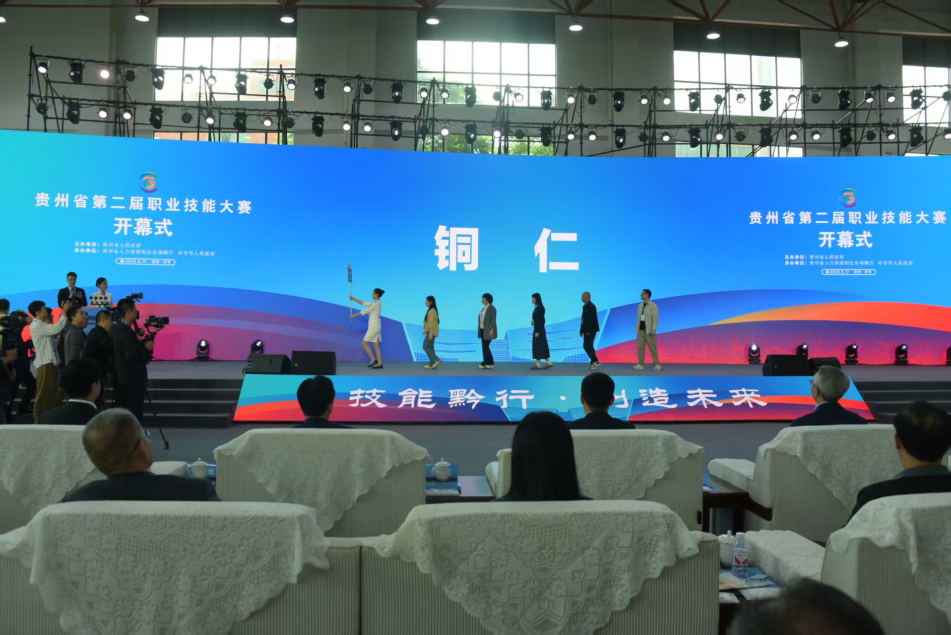 選手陸續進場。
