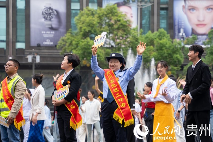 巡游现场不同职业代表组成的方阵。人民网记者 涂敏摄