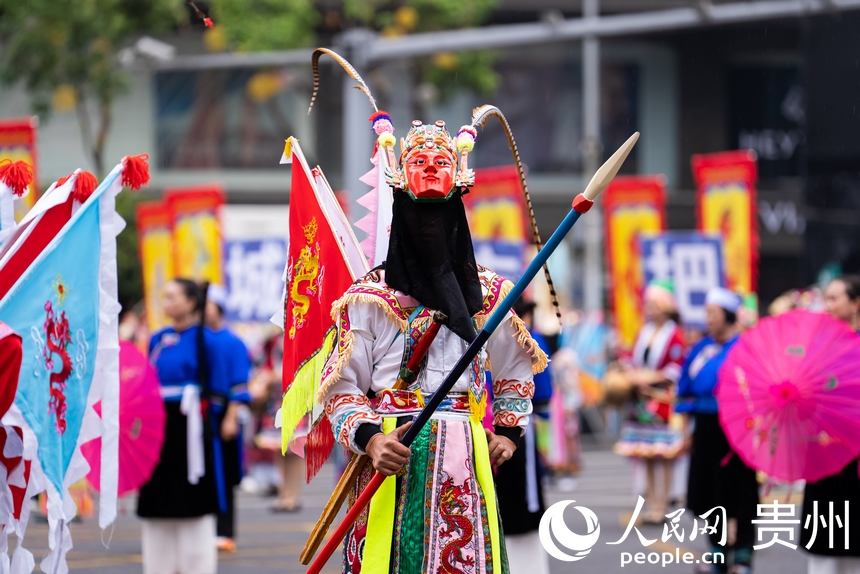 2025年贵州民族团结大巡游现场的安顺地戏展示。人民网记者 涂敏摄