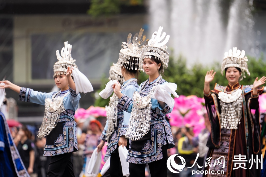 2025年贵州民族团结大巡游现场少数民族文化展示。人民网记者 涂敏摄