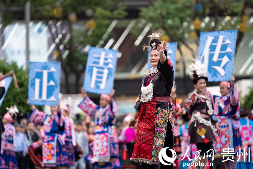 2025年贵州民族团结大巡游现场少数民族文化展示。人民网记者 涂敏摄