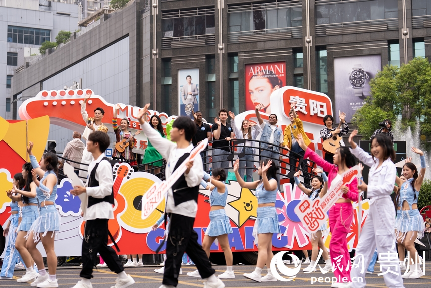 2025年贵州民族团结大巡游现场。人民网记者 涂敏摄