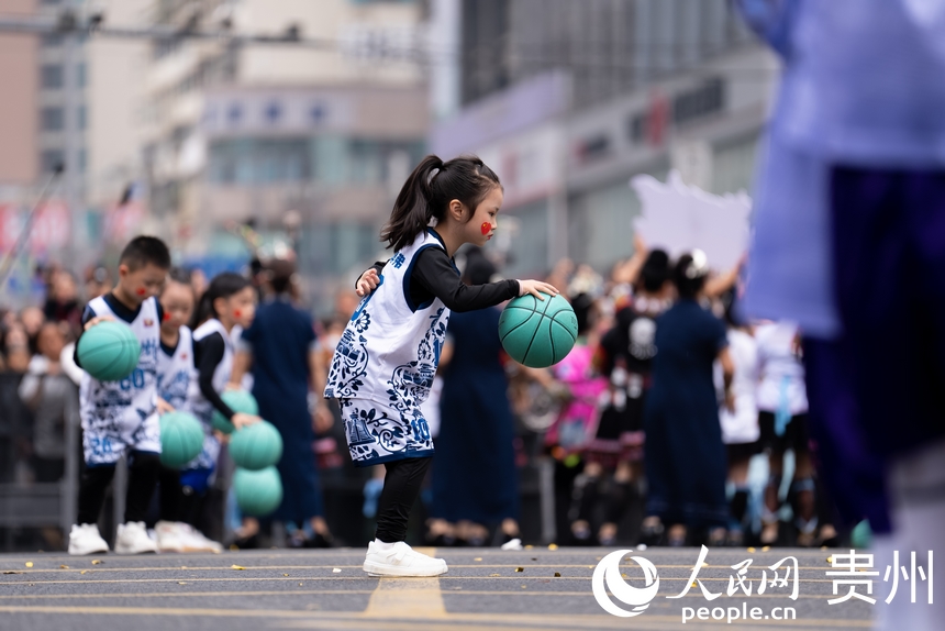 2025年贵州民族团结大巡游现场。人民网记者 涂敏摄