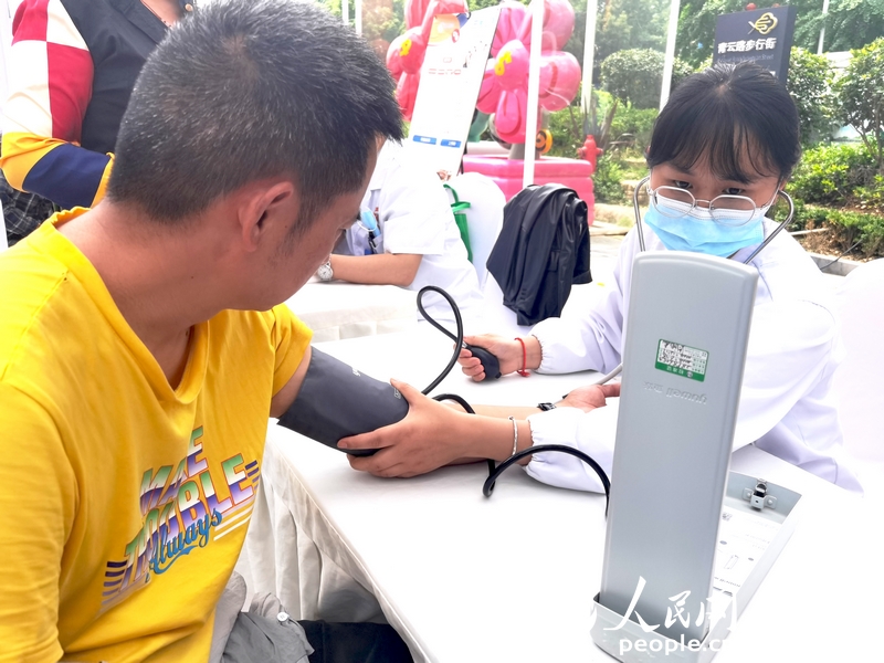 医务工作者为市民群众免费测量血压。人民网记者 王秀芳摄