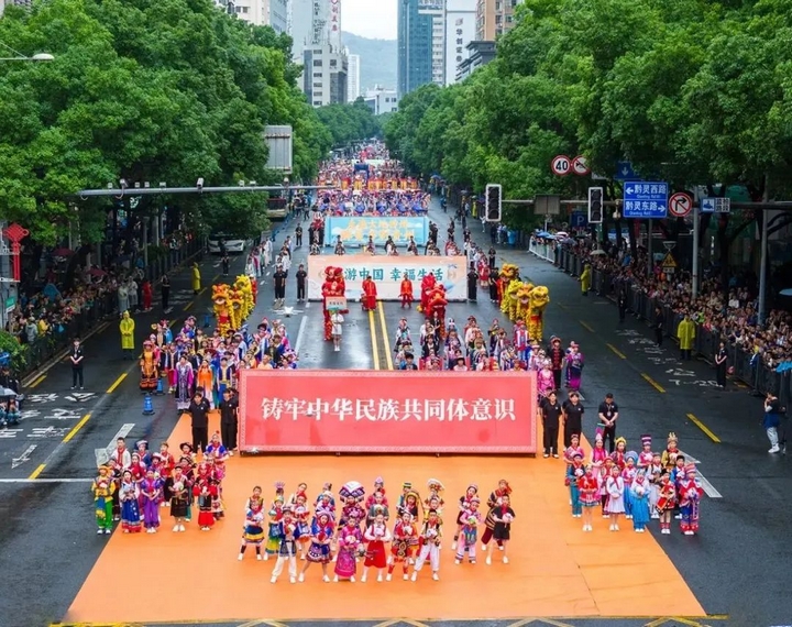 1民族风席卷贵阳 南明公安 “最强辅助” 护航万人狂欢.jpg