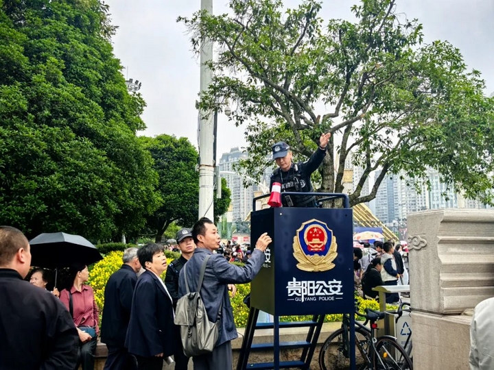 2民族风席卷贵阳 南明公安 “最强辅助” 护航万人狂欢.jpg