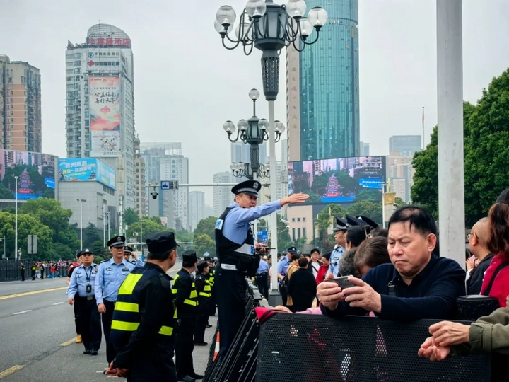 民族风席卷贵阳 南明公安 “最强辅助” 护航万人狂欢。