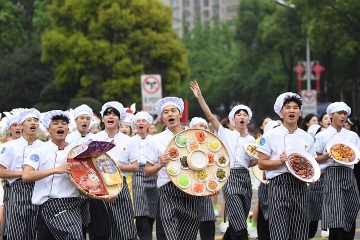 2在贵州民族团结大巡游活动现场，各巡游方阵正进行展示。