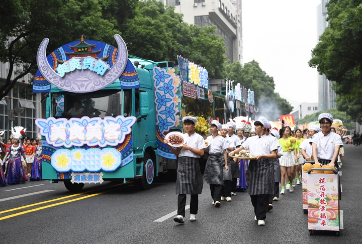 4在贵州民族团结大巡游活动现场，各巡游方阵正进行展示。