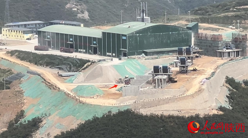 厂区内，一辆铲车（箭头所指处）正在进行装车作业（摄于5月16日）。