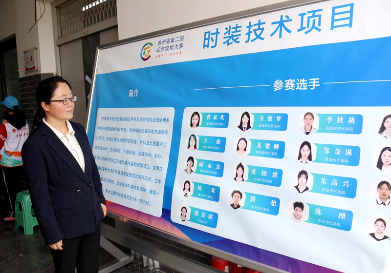 巡查比赛现场。王星摄