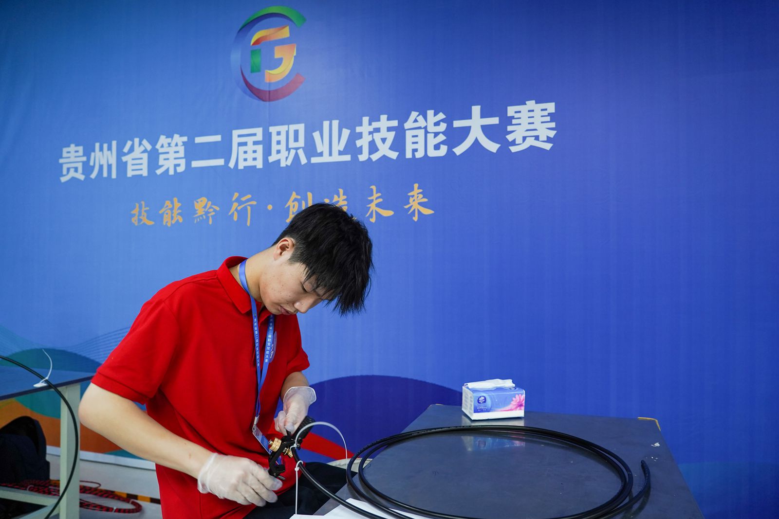 选手在贵州省第二届职业技能大赛信息网络布线赛项中比赛。高琦摄