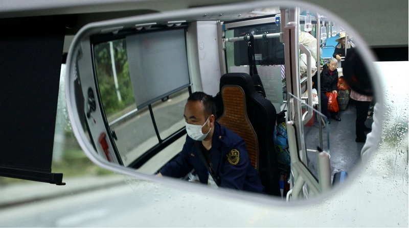 公交車在路上穩穩行駛。