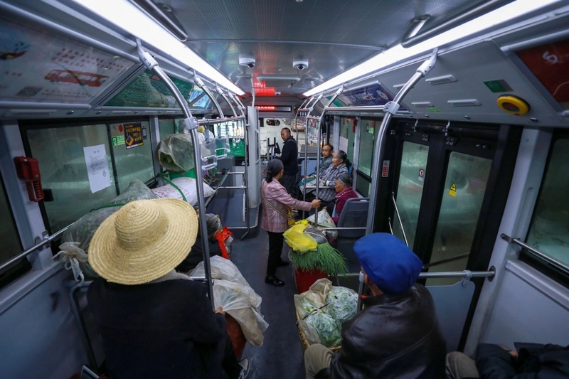 村民坐在公交車上前往目的地。