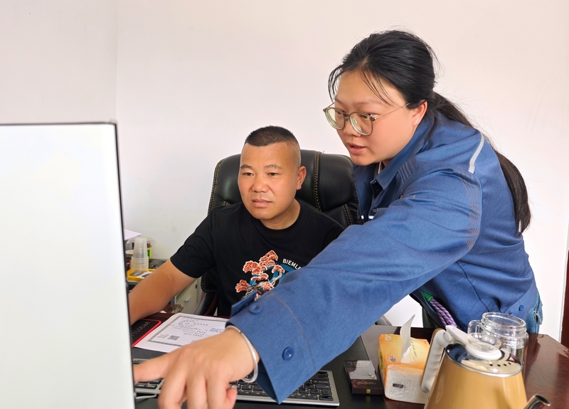 普定供電局工作人員到轄區企業，幫助企業核算用電成本。