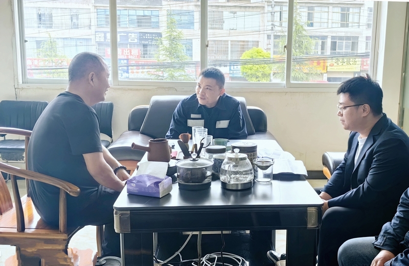 普定供電局工作人員與企業負責人座談了解用電需求。