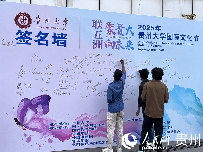 留学生签到。人民网 陈洁泉摄