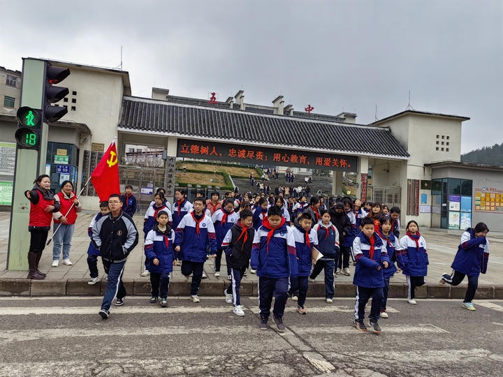 学生有序过斑马线.jpg