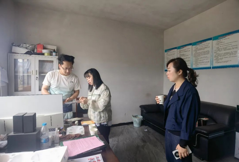 工作人员到园区企业发放《服务卡》。