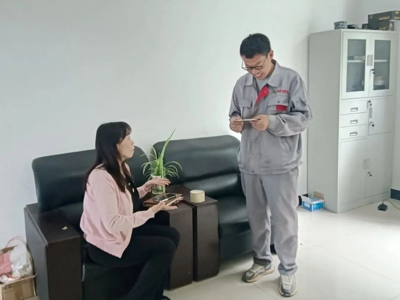 工作人员到园区企业发放《服务卡》。