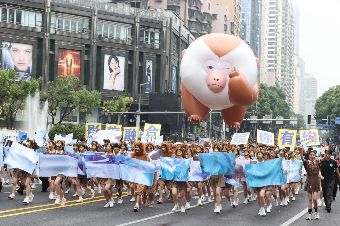 贵州民族团结大巡游现场。郭然摄