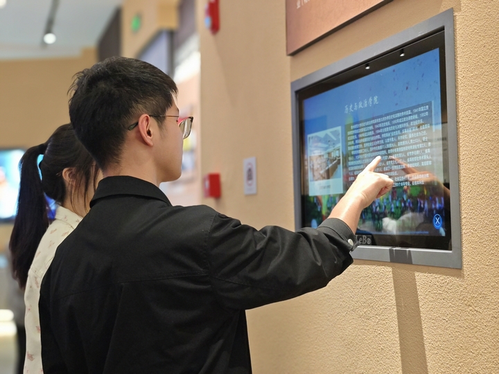 1、贵州师范大学学生通过数字媒体了解学校发展历史。.jpg