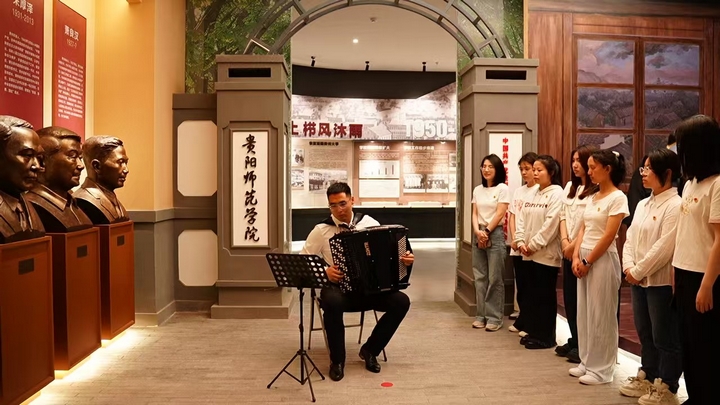 3、音乐学院手风琴教师徐畅博士现场演奏《毕业歌》。.jpg
