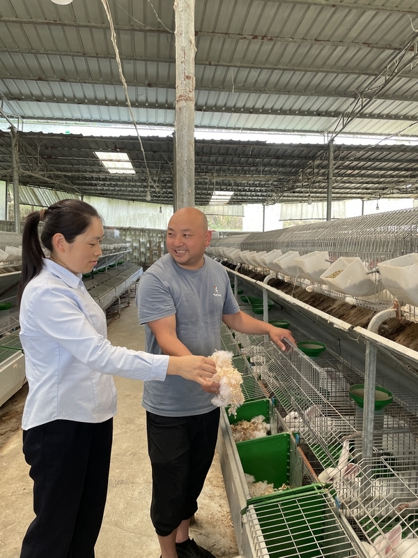 客户经理到养殖场走访。