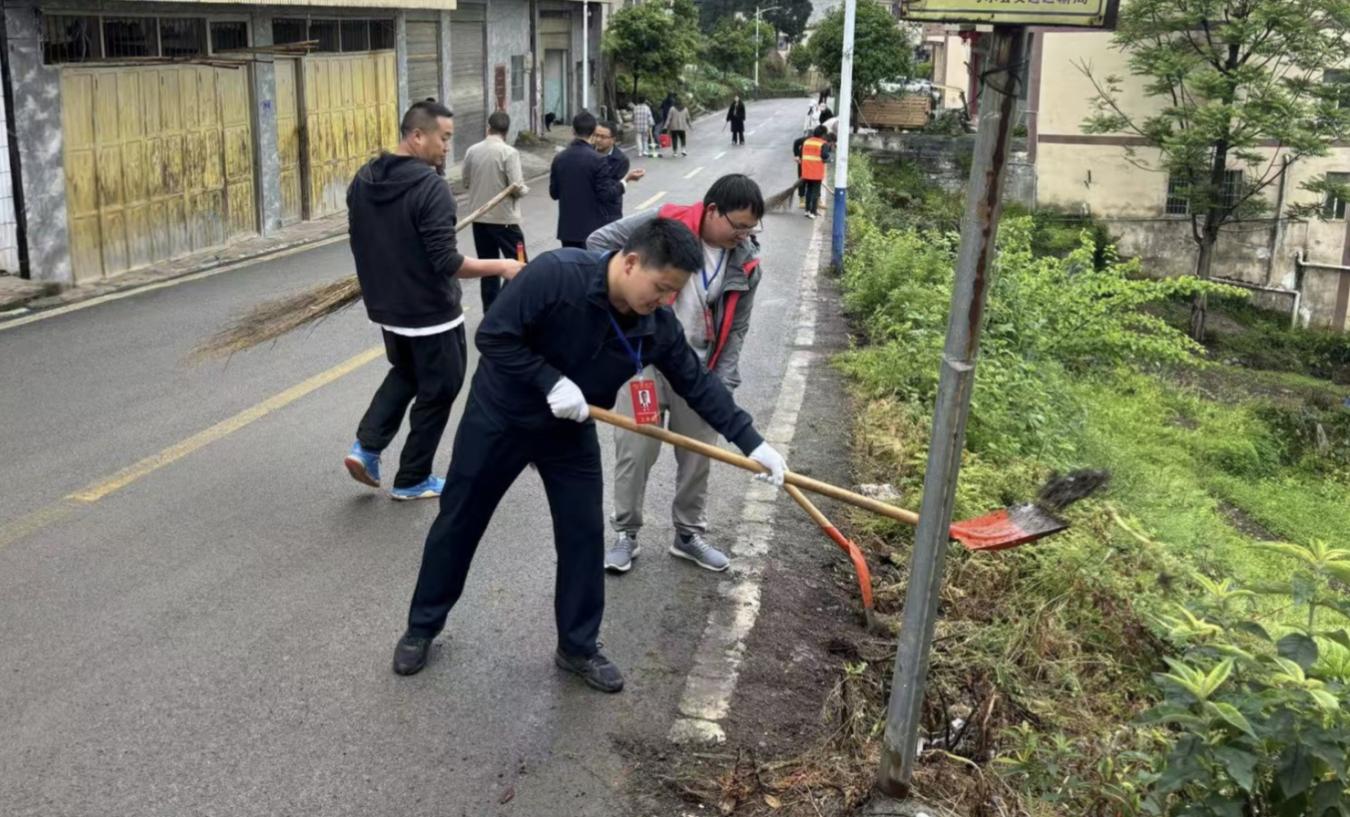 干部群眾參與道路環境清理行動。習水融媒供圖