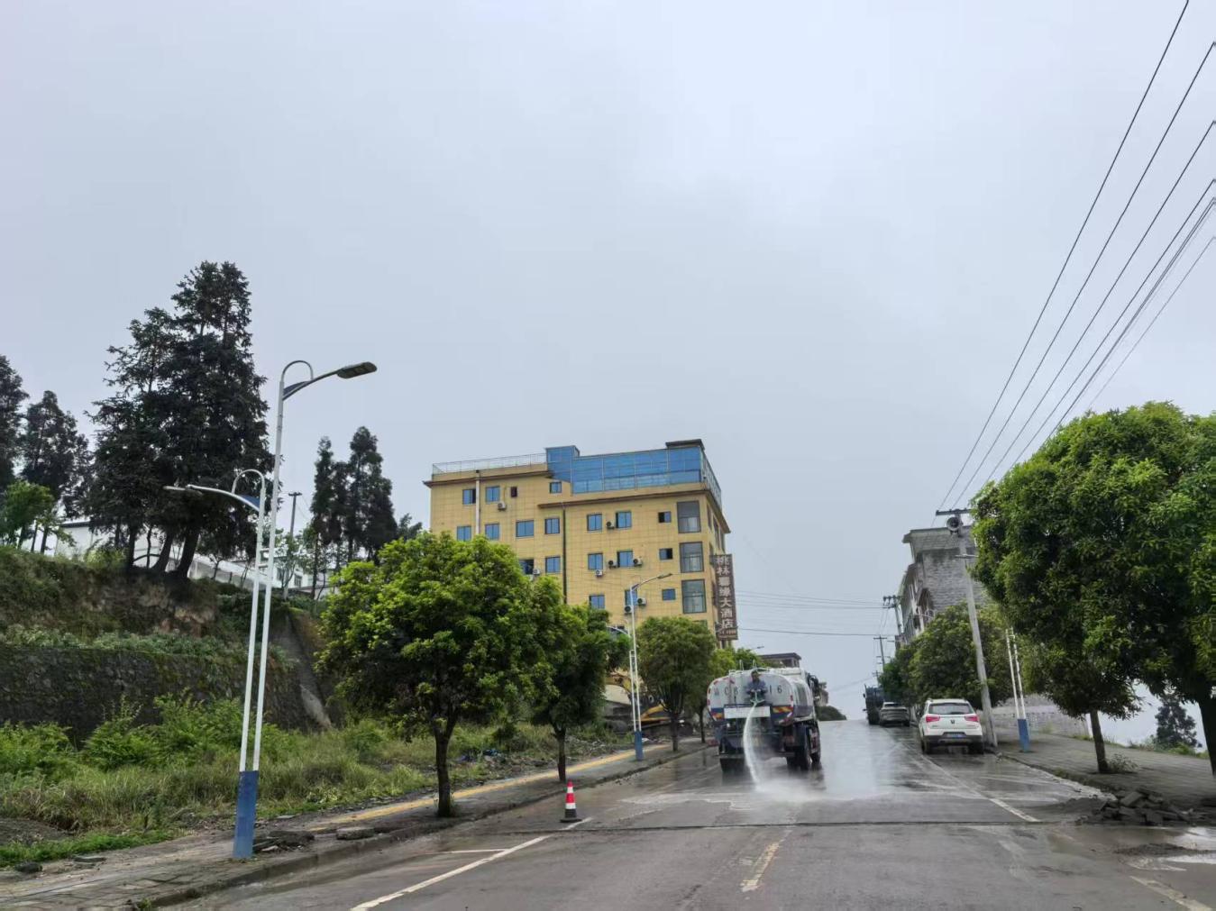 習水縣桃林鎮道路洒水作業場景。習水融媒供圖