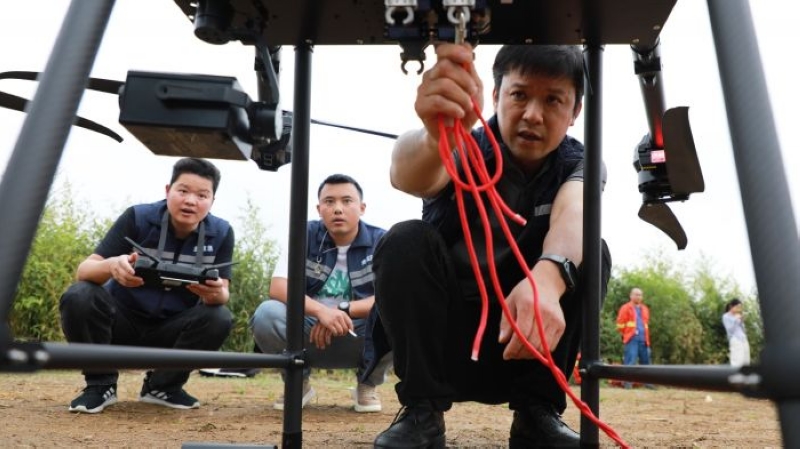 区应急管理局工作人员调试森防灭火无人机。