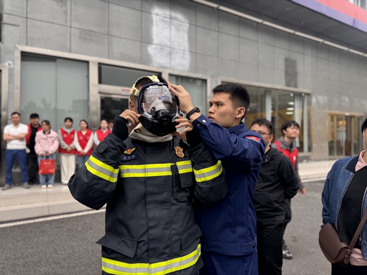消防员在进行消防装备实操演示 胡凤至 摄.jpg