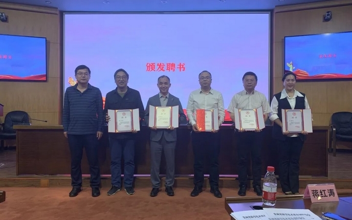 颁发人工智能科普专委会聘书.jpg
