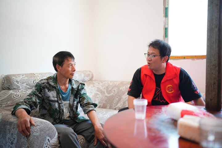 侯博文為村民解決問題。