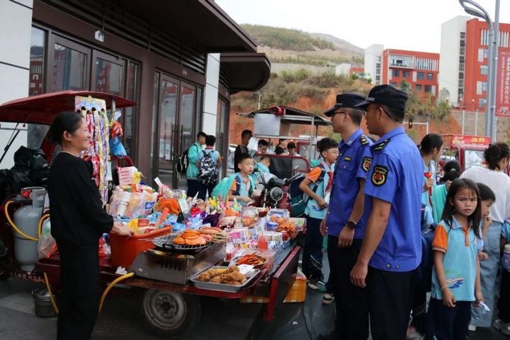 综合行政执法人员在“潮汐摊位”开展巡查.jpg