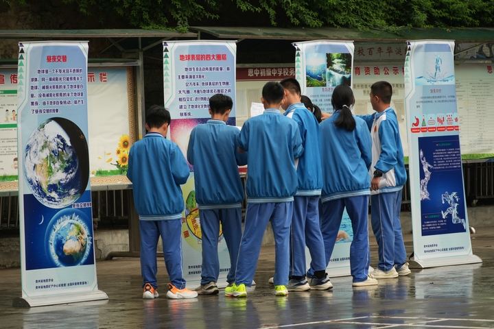 学生观看展板（苏畅莉  摄）.JPG