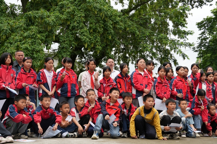 小学生观看科普剧现场（苏畅莉  摄）.JPG