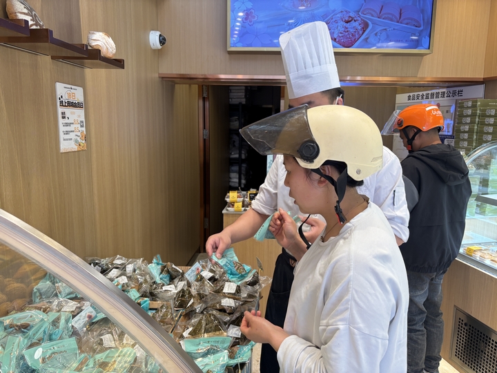 2、市民在蛋糕店购买粽子。.JPG