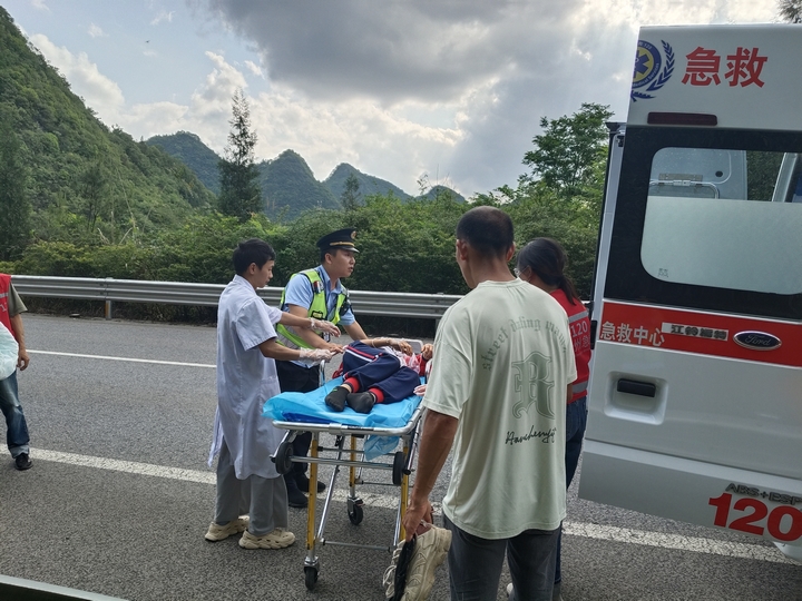 將病人轉移至轉運救護車.jpg
