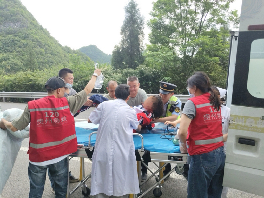 將病人抬下故障救護車。